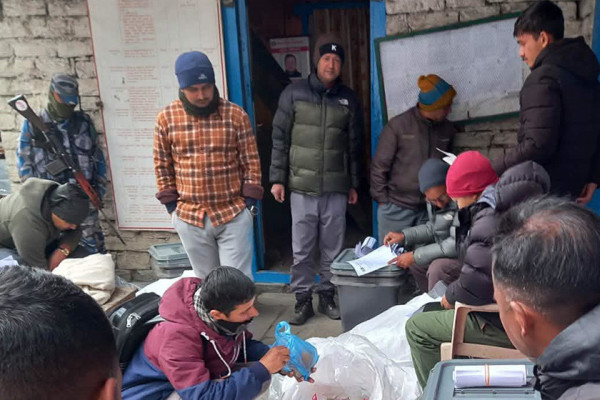 मनाङकाे सदरमुकाममा बल्ल ल्याइयो मतपेटिका